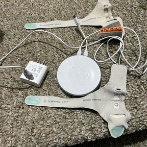 Owlet Monitor with 2 sock (size 2 and 3) - Good Conditon